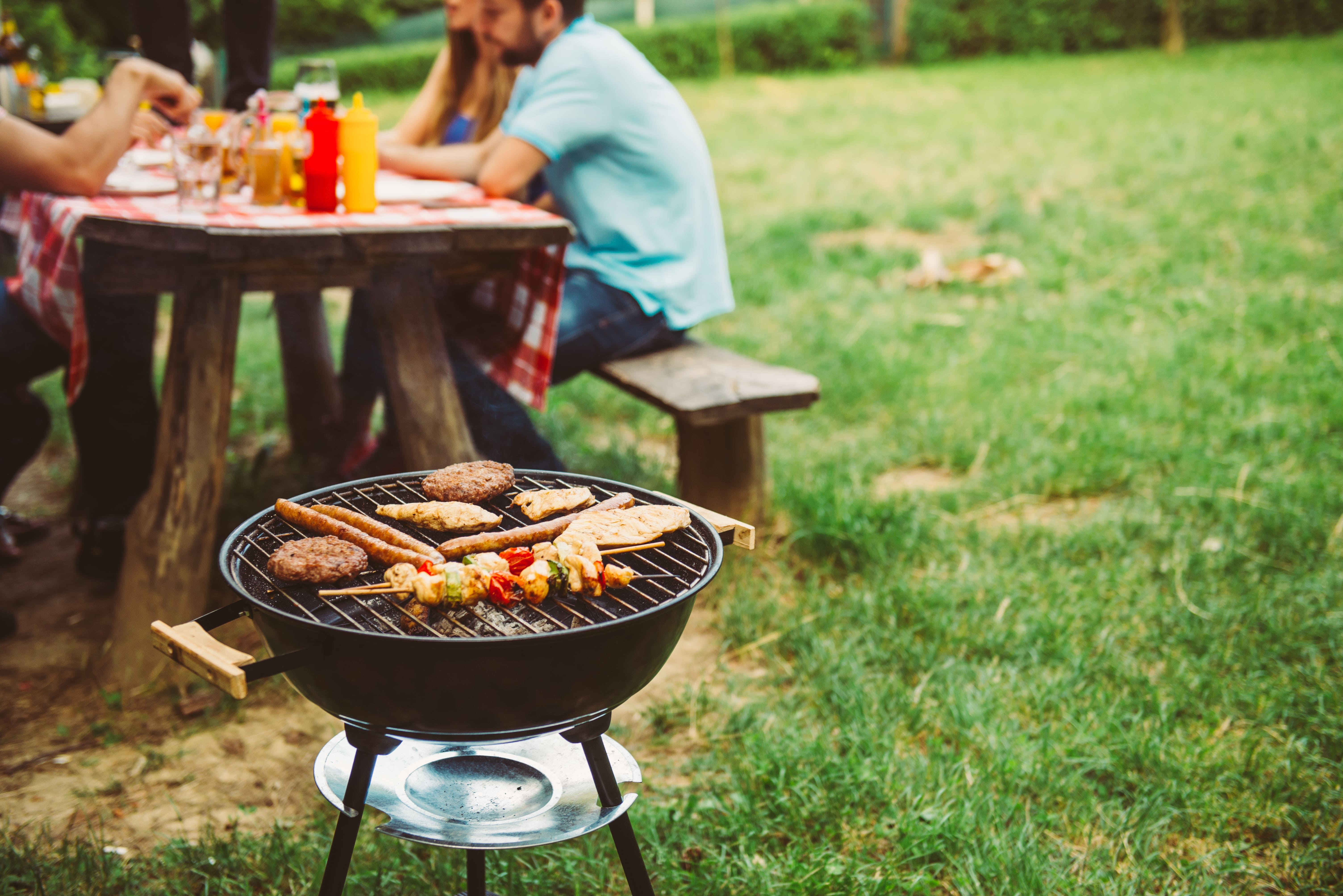 Le barbecue s’installe facilement dans votre jardin pour des grillades savoureuses durant les beaux jours © bernardbodo, Adobe Stock